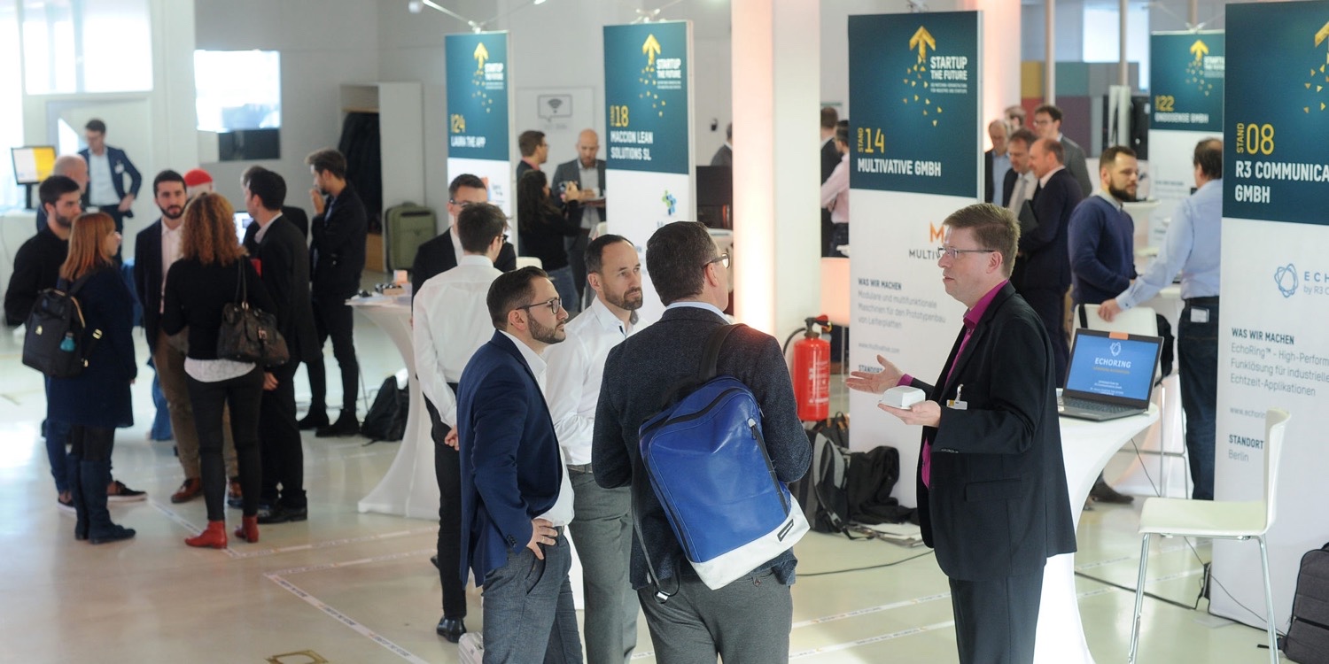 Networking zwischen Start-ups, KMUs und Unternehmen Teilnehmende vernetzen sich bei „Start-Up The Future“ und sprechen über digitale Lösungen für KMUs und Industrie 4.0