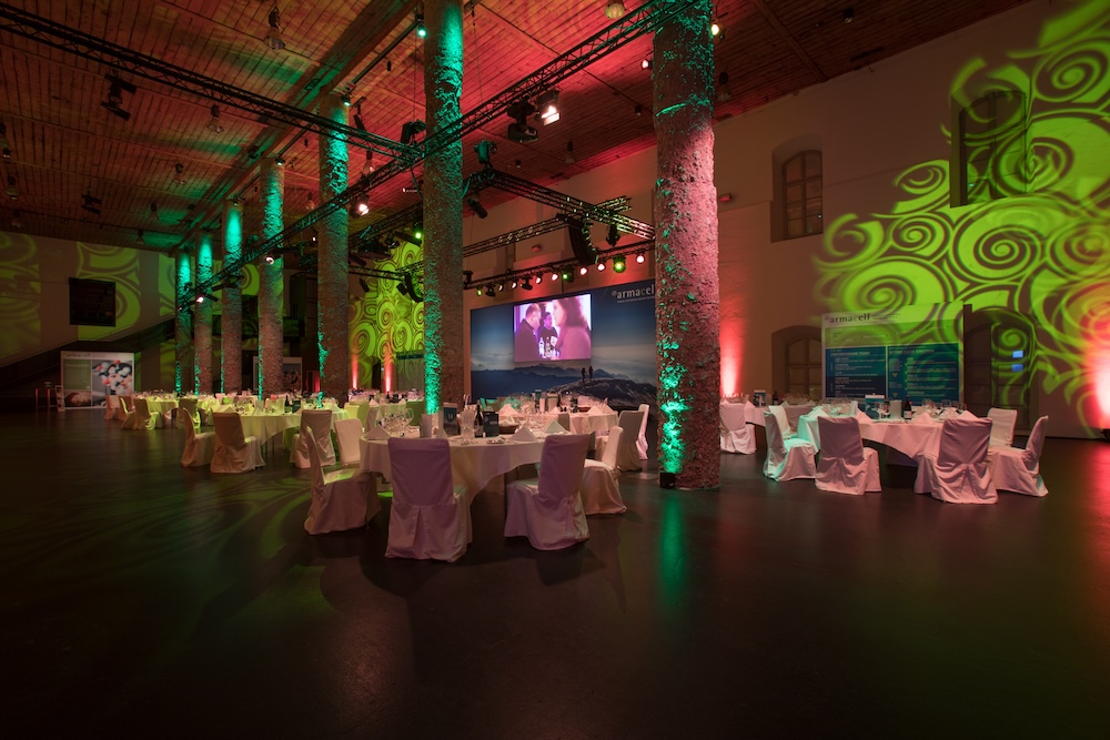The festive dining hall at the Armacell Armarium Days, featuring wall projections The festively decorated dining room at the Armacell Management Conference, featuring atmospheric wall projections for the evening event.
