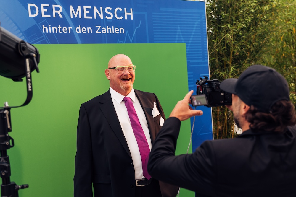 Gast vor der Fotoleinwand bei 100 Jahre BANSBACH Teilnehmer der BANSBACH Jubiläumsgala posieren vor der Fotoleinwand mit professionellem Fotografen