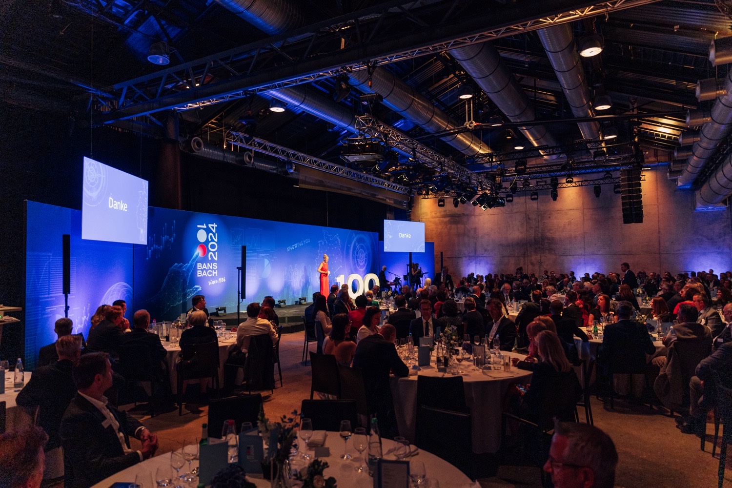 Galadinner mit Sprecherin bei der 100 Jahre BANSBACH Feier Gäste beim Galadinner der 100 Jahre BANSBACH Kundengala mit Blick auf Bühne und Sprecherin