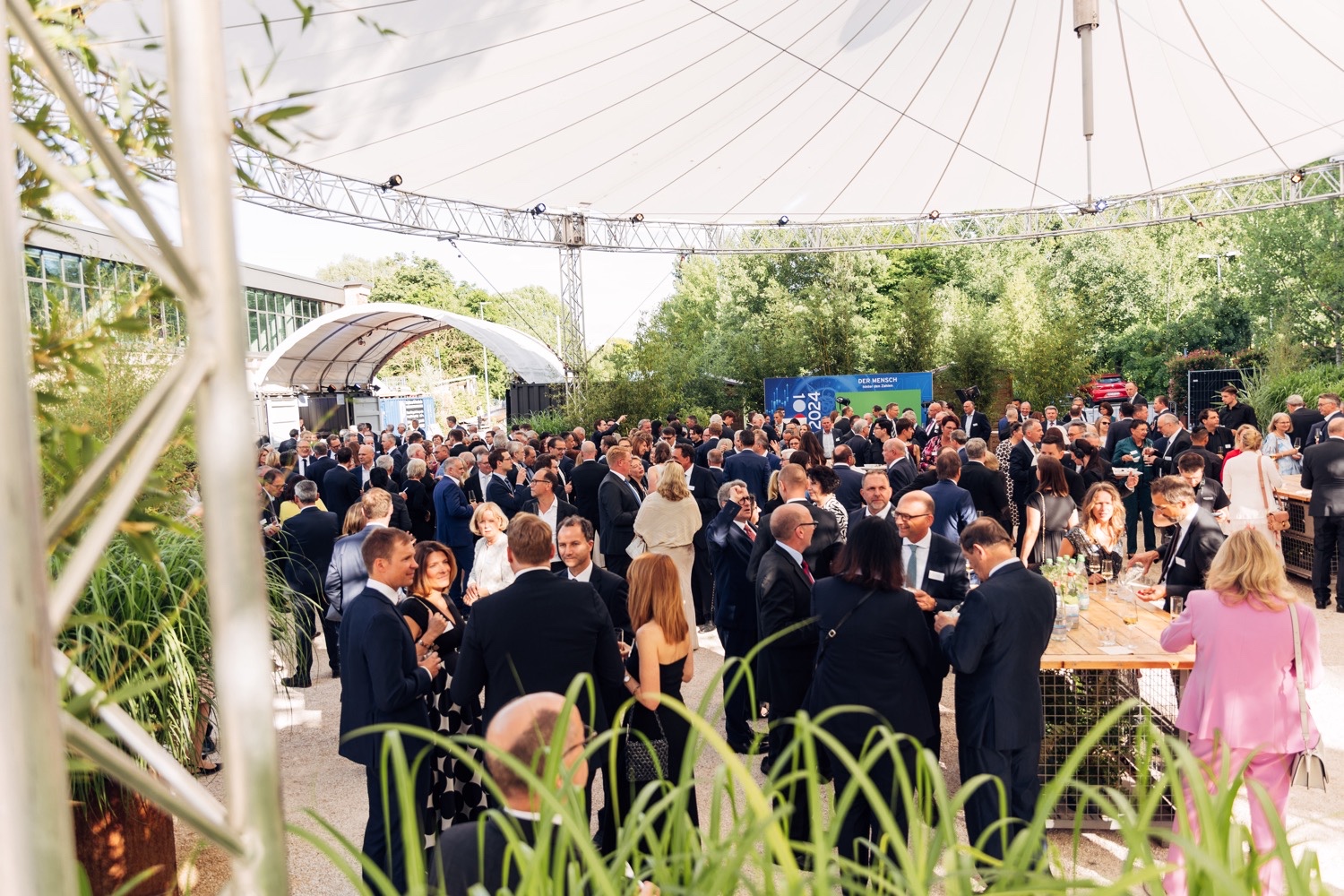 Außenbereich BANSBACH Jubiläumsgala Großzügiger Außenbereich der BANSBACH Jubiläumsveranstaltung unter einem XXL-Freiluft-Pavillon