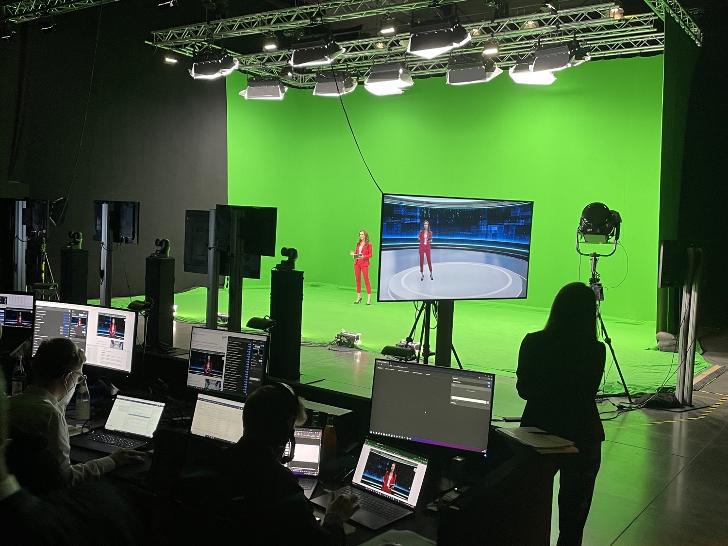 High-tech streaming studio for the DÜRR Innovation Summit 2022 An interior view of a professional streaming studio with camera, control and editing stations for the DÜRR Innovation Summit 2022.
