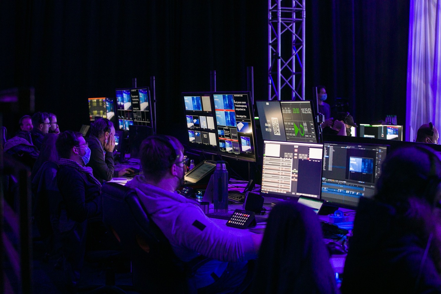 Live-Schnitt-Team steuert das digitale DÜRR Open House für internationale Teilnehmer