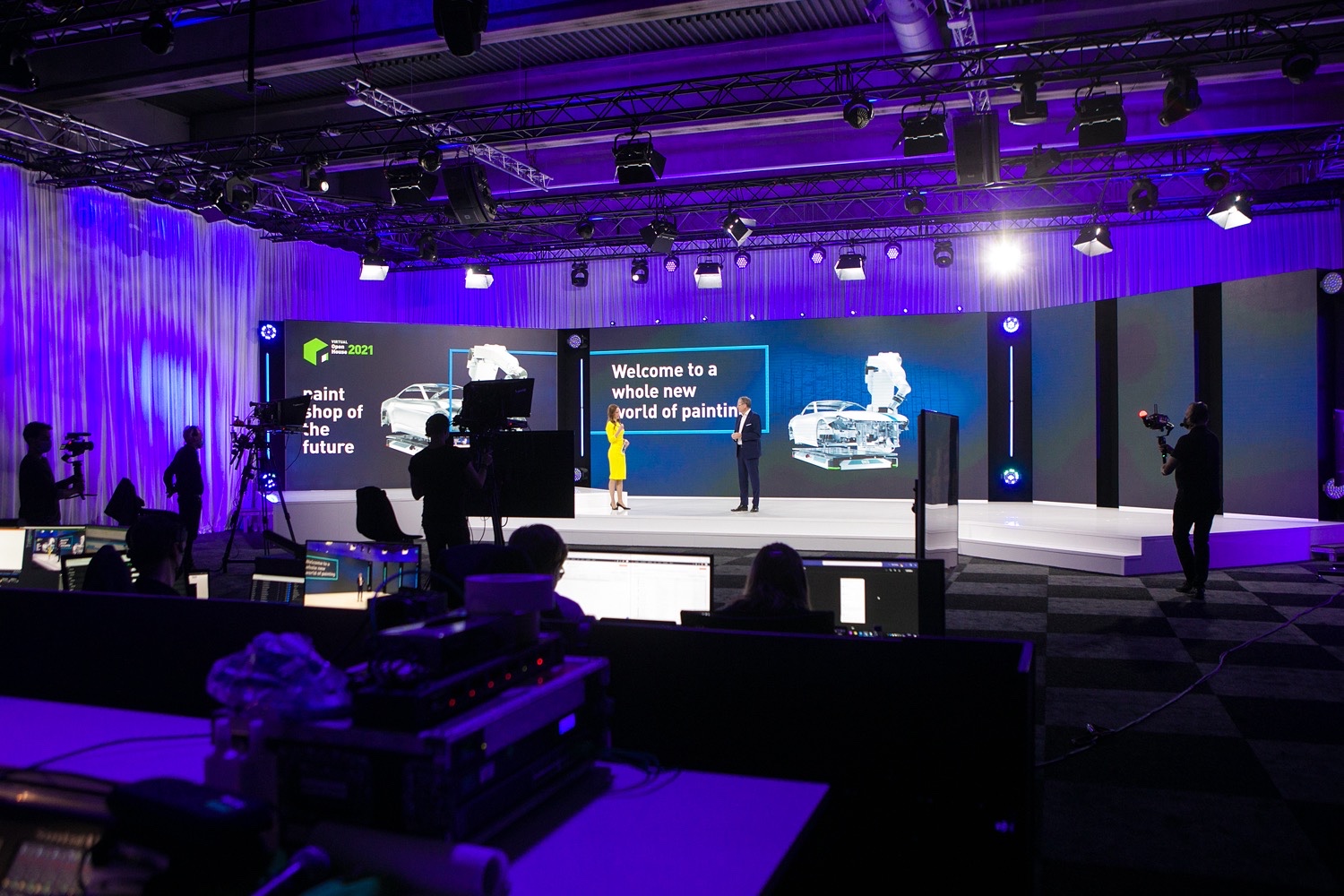 Zwei Moderatoren präsentieren das digitale DÜRR Open House auf der Streaming-Stage
