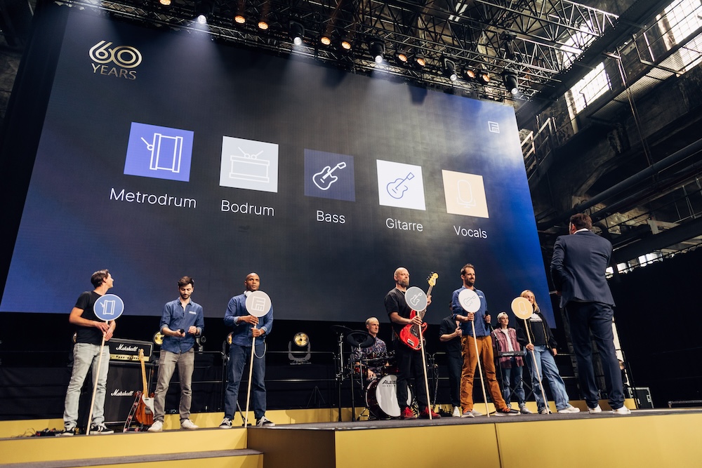 Live-Band beim FEINMETALL 60 Jahre Event Live-Band performt den FEINMETALL Firmensong während der 60-Jahr-Feier mit Mitarbeitern und Gästen