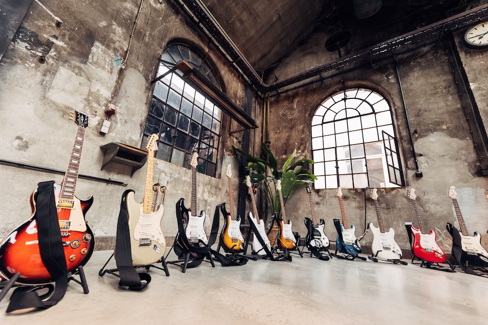 E-Gitarren für FEINMETALL Mitarbeiter-Band Sammlung von E-Gitarren für das Musikcoaching der FEINMETALL Mitarbeiter zur größten Band der Welt