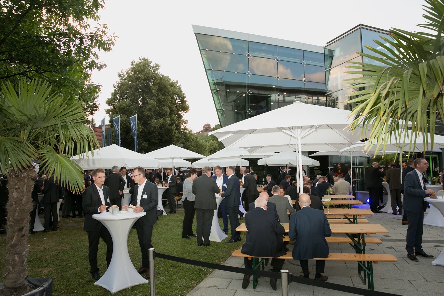 Steh- und Sitzplätze im Außenbereich des LBBW Führungskräfte-Events mit Networking-Atmosphäre