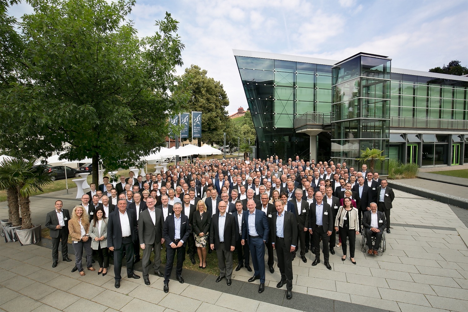 Luftaufnahme der Teilnehmer der LBBW Führungskräfte-Konferenz mit Eventfläche und Bühne