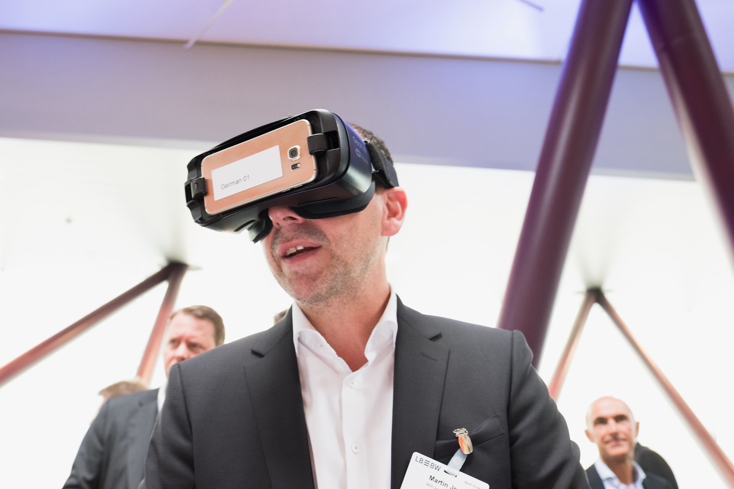 Teilnehmer nutzt eine VR-Brille im Rahmen des interaktiven Change-Events der LBBW