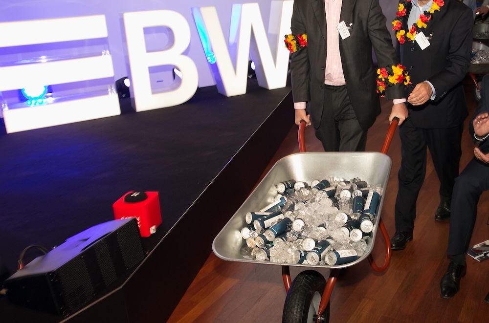 Schubkarre mit Eis und kalten Softdrinks im Außenbereich des LBBW Abendevents