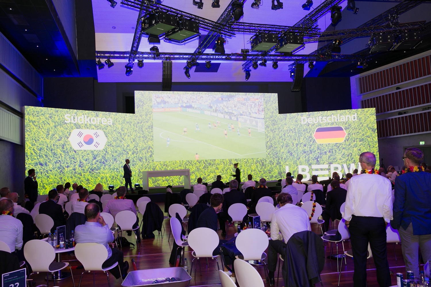 Teilnehmer verfolgen einen Deutschland Fußball-Stream beim Networking-Event der LBBW