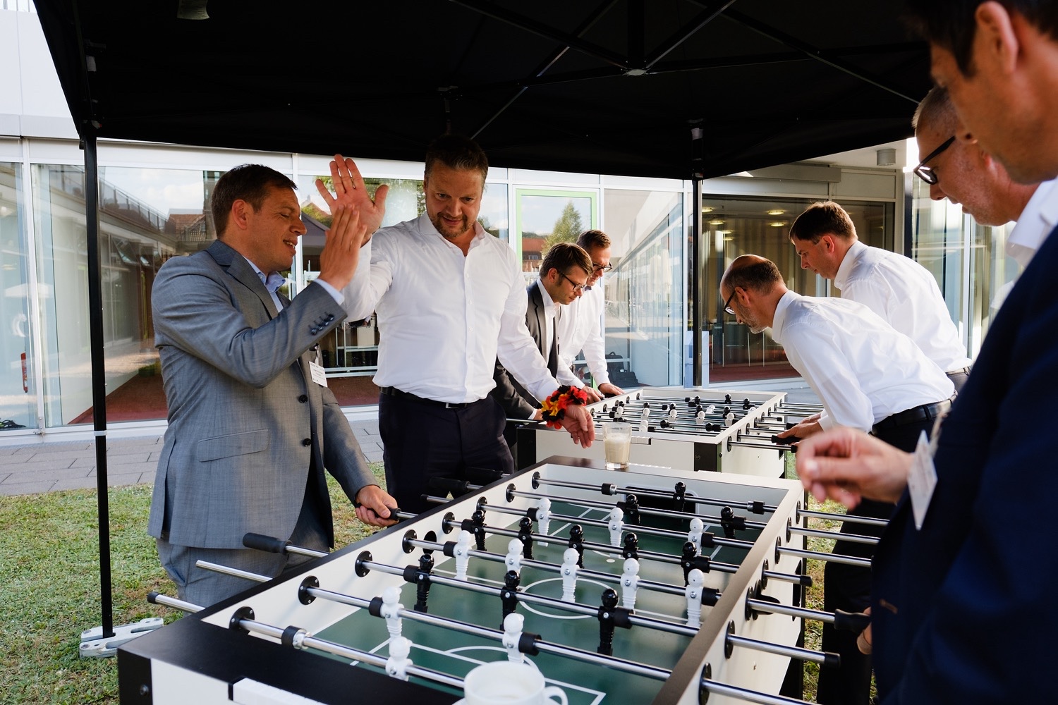 Teams spielen an zwei Tischkickern während des Business-Entertainment-Programms der LBBW