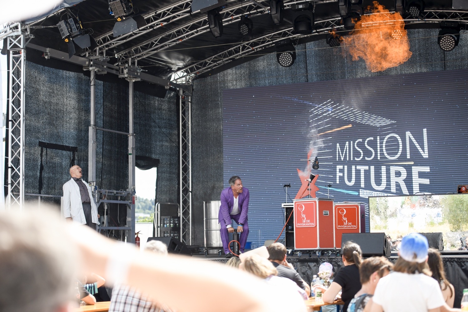 Live performance on stage at the TRUMPF 100th Anniversary Celebration Artistic performance on the main live stage at the TRUMPF 100 Mission Future event
