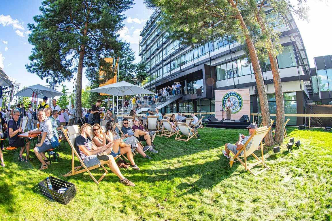 Festival lounge at the TRUMPF staff event Deckchair area at the TRUMPF 100 staff event, offering a space for socialising, meeting others and enjoying a festival atmosphere