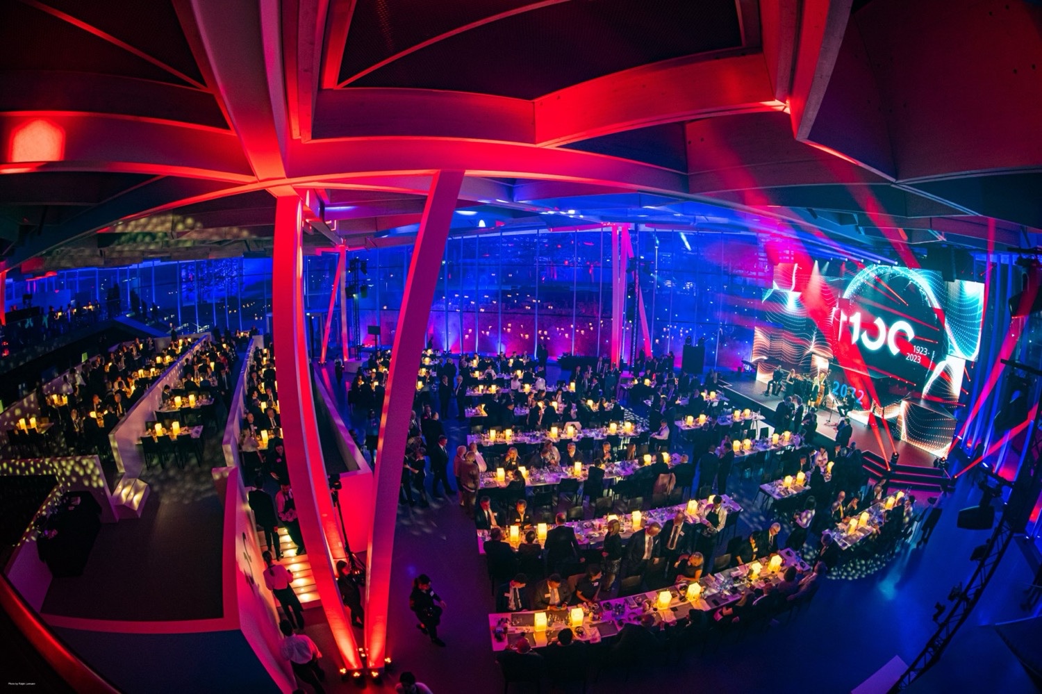TRUMPF 100 VIP-Gala mit immersiver Bühne und festlichem Publikumssaal Festlich inszenierter Publikumssaal der TRUMPF 100 VIP-Gala mit langen Tischen, Indoor Stage und stimmungsvoller Lichtgestaltung.