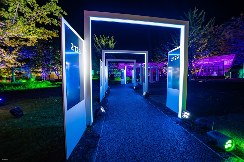 Walk the Future Gates bei TRUMPF 100 mit beleuchtetem Outdoor-Pfad Beleuchteter Außenpfad zur TRUMPF 100 Veranstaltung mit futuristischen Lichtbögen als Future Gates für die Gäste.