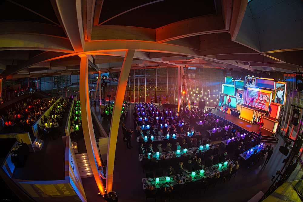 Inneninszenierung der TRUMPF 100 Gala mit LED Stage und Gala-Tischen Innenansicht der TRUMPF 100 Gala mit LED Stage, langen Gala-Tischen und steuerbarer Lichtinszenierung im Blautopf.