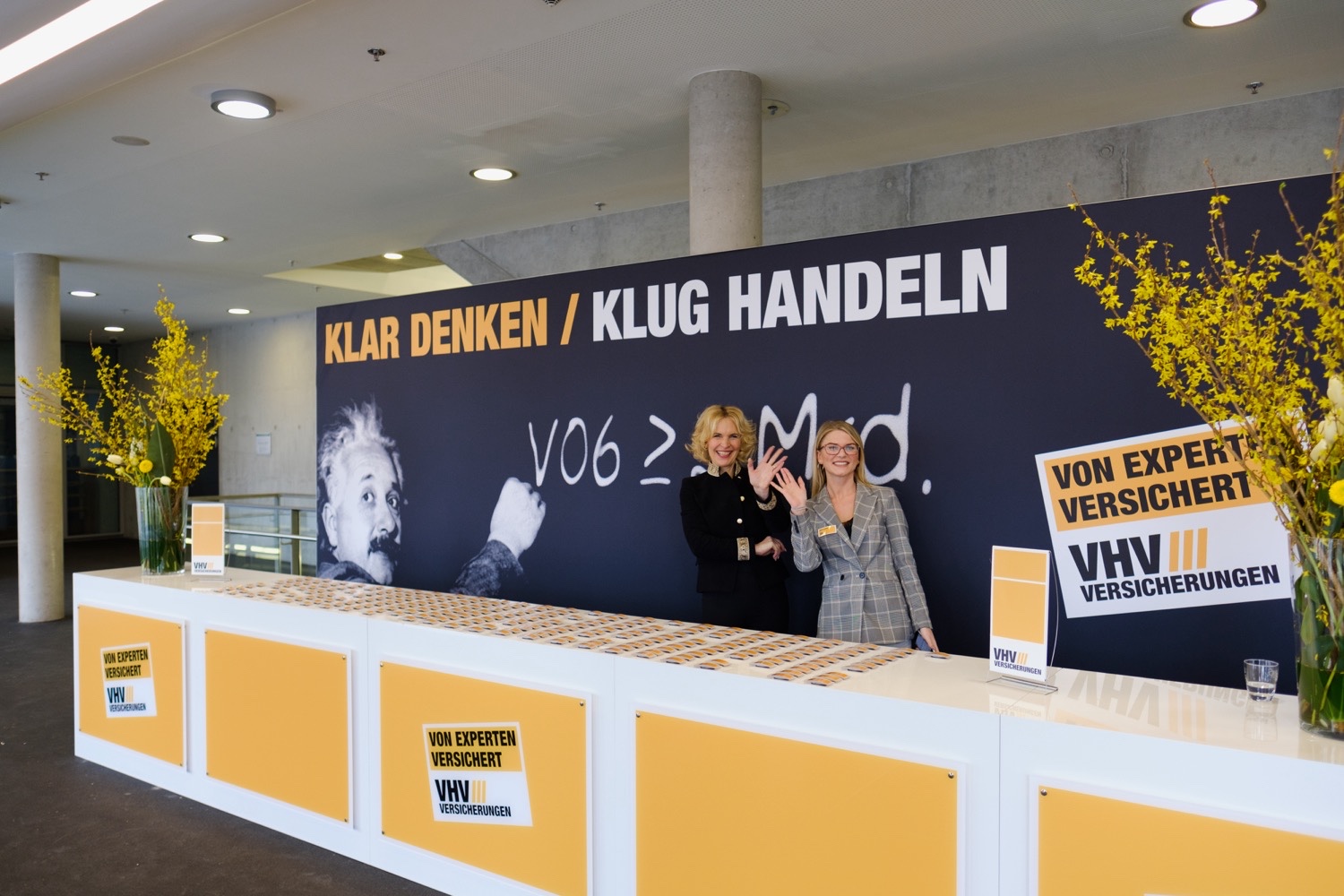 Empfangssituation mit Empfangsdamen bei der VHV Jahresauftakttagung für Vertriebsteams