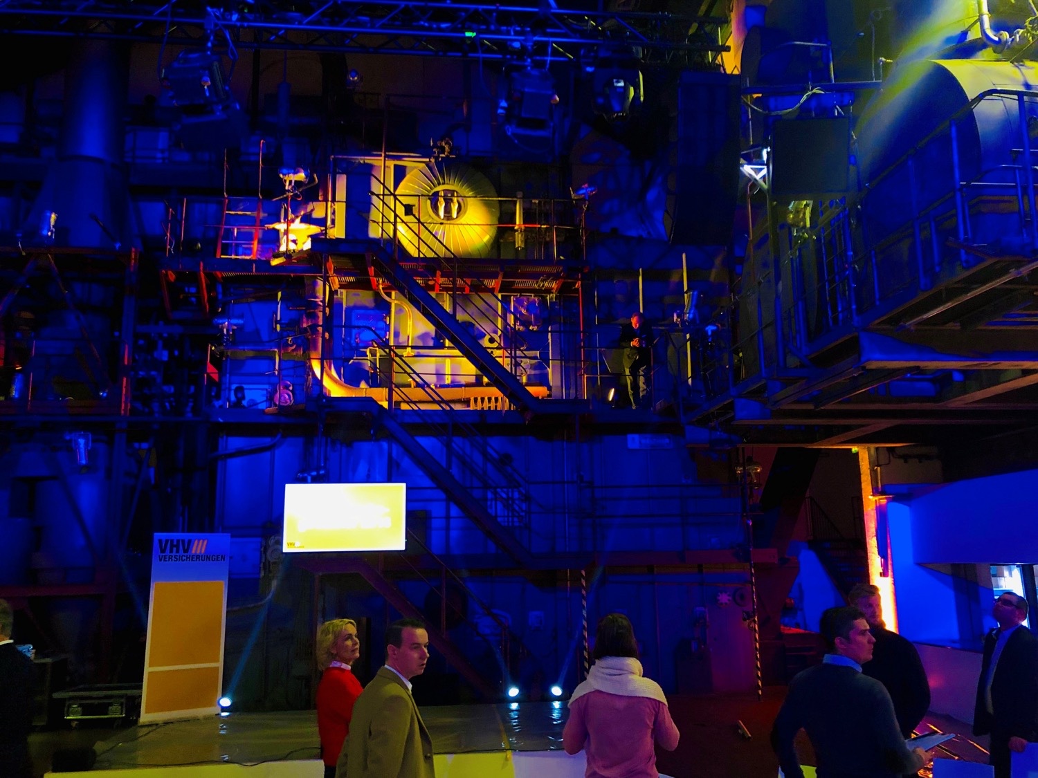 Beleuchtete Eventlocation mit stimmungsvoller Inszenierung für die VHV Jahresauftakttagung