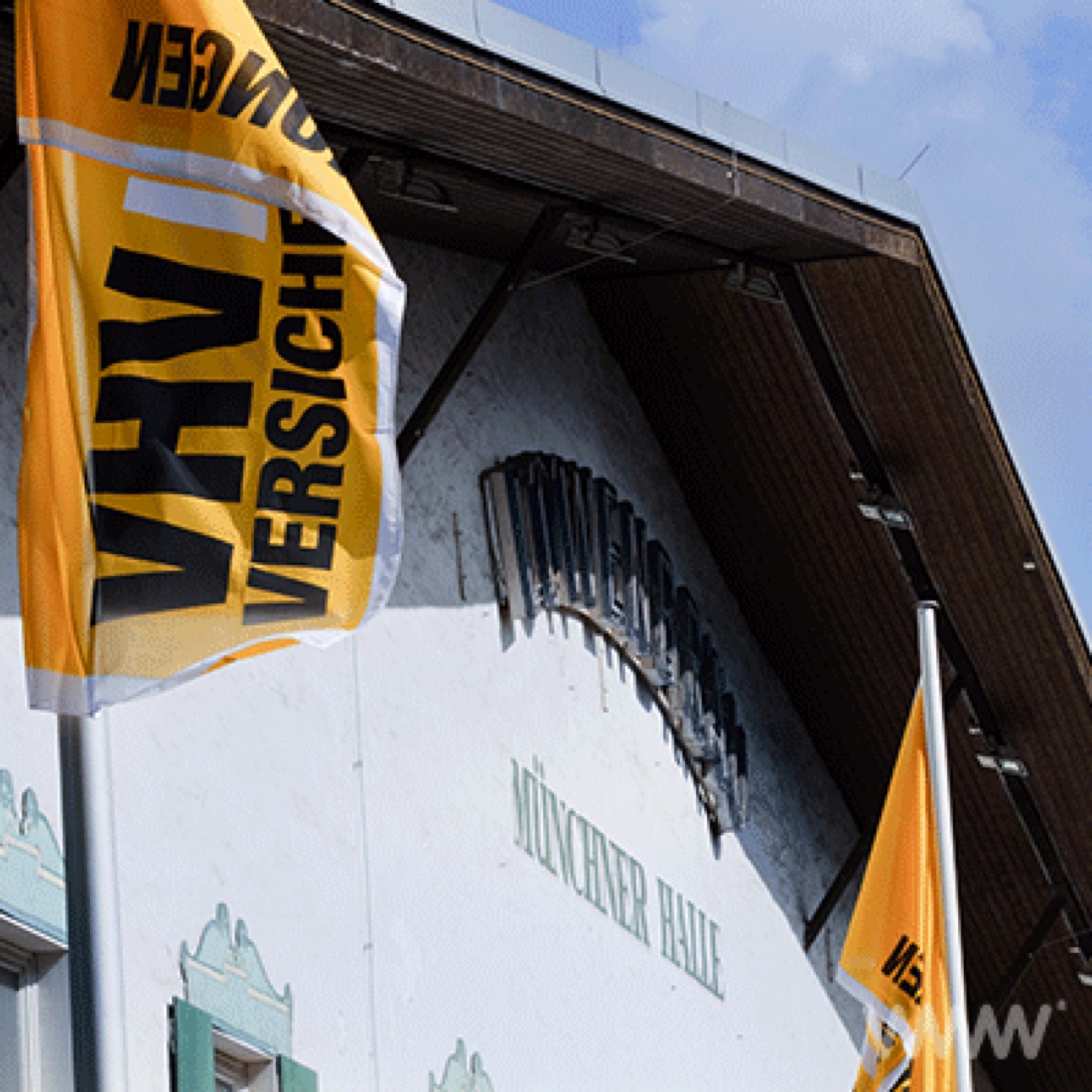 VHV Salesevent in der Münchner Halle Hannover Außenansicht der Münchner Halle in Hannover mit VHV Flaggen vor dem Oktoberfest Salesevent