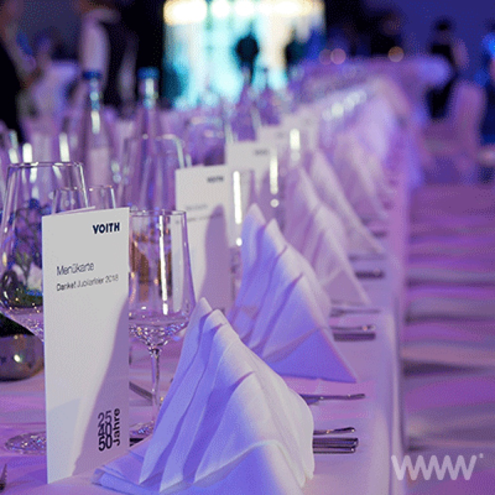 Festlich gedeckte Tafel bei der Voith Jubilarfeier Lange festlich gedeckte Tafel für Jubilare bei der Voith Jubilarfeier