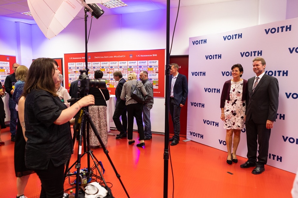 Professionelle Erinnerungsfotos von Jubilaren vor der Voith Fotowand