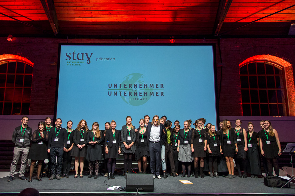 Das Team der Stay Stiftung zusammen mit Entertainer und Moderator des Abends Michael Gaedt, Foto: Harald Voelkl